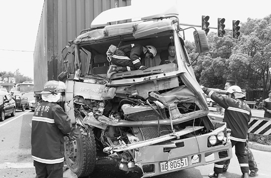 宁波一卡车司机疲劳驾驶酿车祸1
