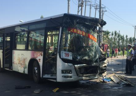 哈尔滨公交车与货车相撞事故1